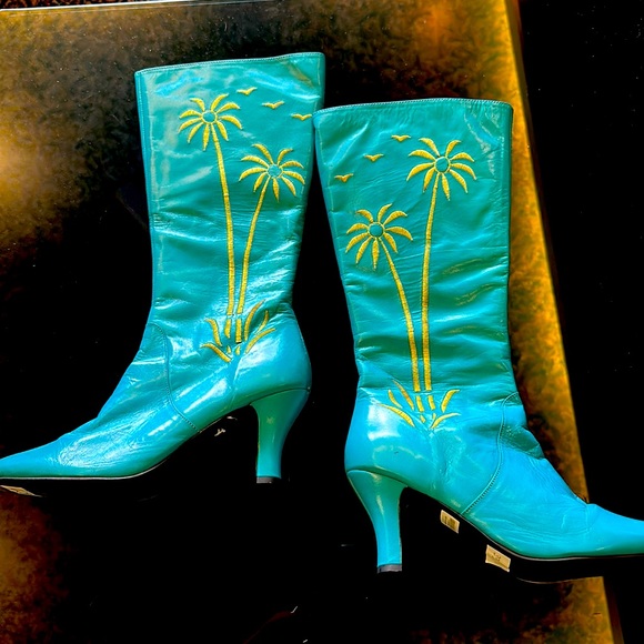 Skin Sin Shoes - NWOT Pure Leather boots with Gold embroidery in a pleasing Turquoise! Size 39